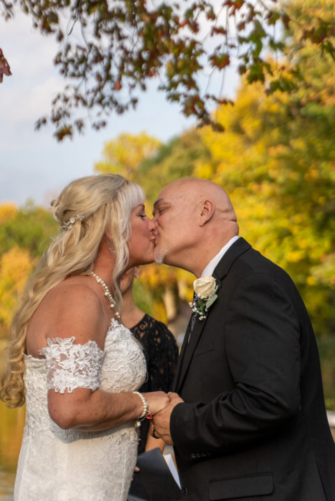 ceremony kiss photography